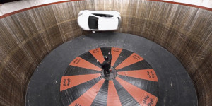 Mazda se vesele projíždí po zdi smrti