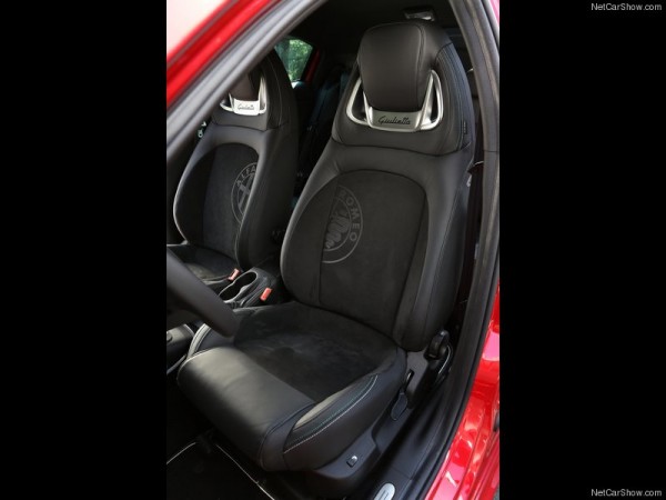 Alfa_Romeo-Giulietta_Quadrifoglio_Verde_2014_800x600_wallpaper_45