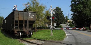 Na železničním přejezdu jde o život i milionové škody. Respekt pravidel se vyplácí