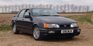 Ford Sierra Sapphire RS Cosworth, kterou v jedné epizodě řídil Jeremy Clarkson, je na prodej