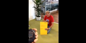 James May zvládá skládání krabic dobře!