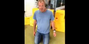 Jeremy Clarkson a krabice od DHL