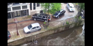 VIDEO: Porsche Cayen srazí Smart do kanálu v Amsterdamu