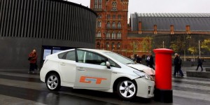 Když show, tak ve velkém! Clarkson a jeho kumpáni nechali po světě rozmístit bourané Priusy!