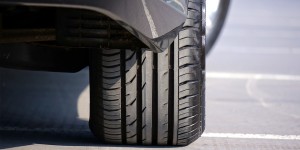 Zimní pneumatiky v létě opravdu nejsou dobrý nápad. Zvyšují spotřebu a hůře brzdí