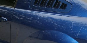 Poškrábání laku patří mezi 10 nejčastějších aktů vandalismu na autech