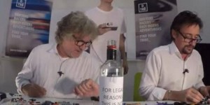 May a Hammond skládají lego a pijí vodku v přímém přenosu na Facebooku