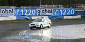 Moje zkušenosti se školou smyku – kurzem bezpečné jízdy