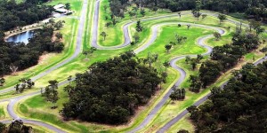 Milují řízení, a tak si postavili vlastní závodní okruhy